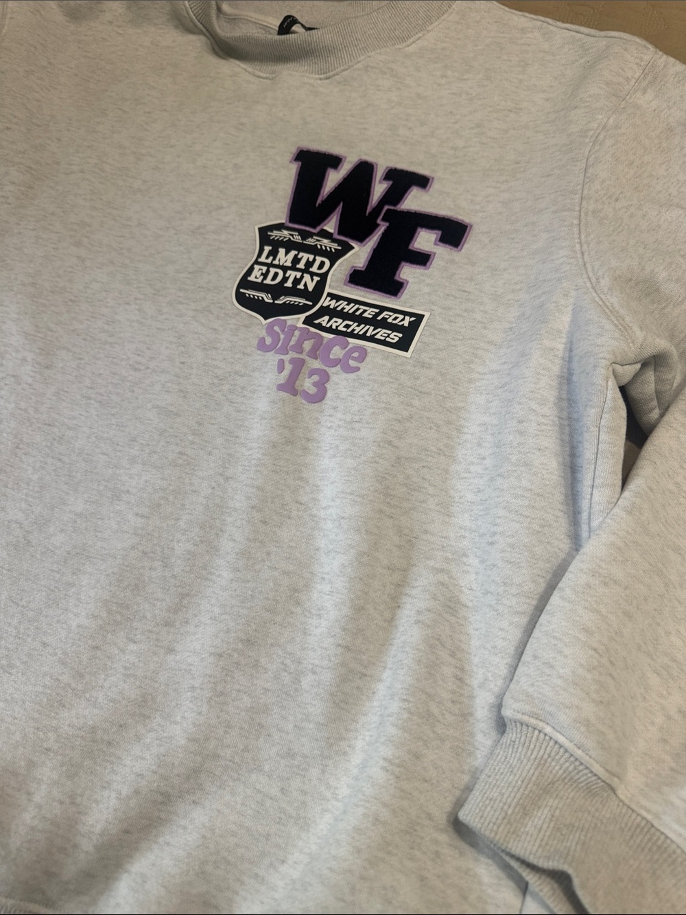 White Fox Patch Crewneck Sweatshirt in Light Gray and Purple M/L - Picture 3 of 6